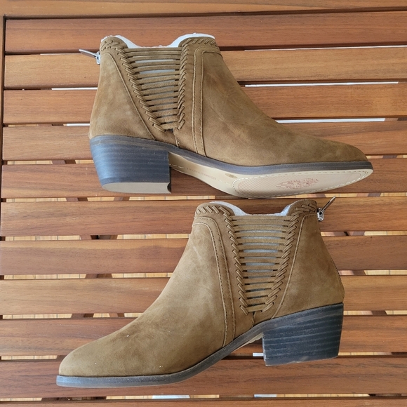 NIB Vince Camuto Pippsy Pumpernickel True Suede Bootie Size 8 Wide - Picture 4 of 7